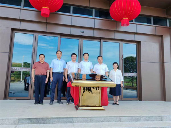 7月18日上午，歙县人工智能创客中心正式投入使用并举行揭牌仪式，县委常委、常务副县长詹凯主持仪式，县委副书记、县长王奇勇和安博anbo(中国)集团党委书记、董事长洪筱明共同为歙县人工智能创客中心揭牌。县委常委、县经开区管委会主任王坤，副县长程衍生，县政协副主席、财政局局长曹胡翠，县直有关部门、县各金融机构主要负责同志，共同见证揭牌仪式，并观摩富丰新城片区投资规划沙盘、集团企业馆1。.jpg