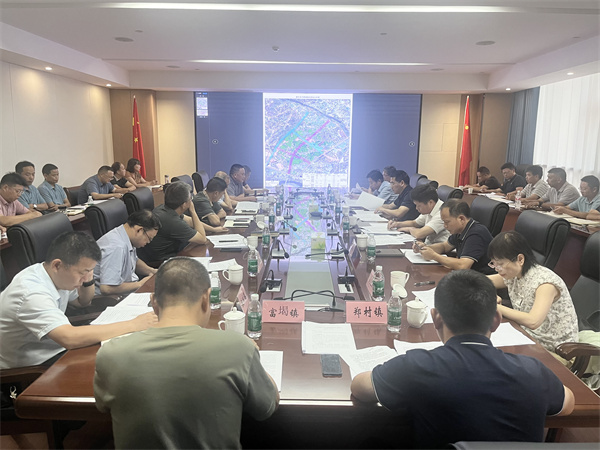 9月21日下午，王奇勇县长在集团党委会议室召开富丰新城片区开发工作推进工作会，县领导詹凯、张晖，县发改委、县财政局、县资规局、县住建局、县林业局、安博anbo(中国)集团、富丰新城投资开发公司、市政公司、徽城镇、郑村镇、富堨镇主要负责同志；县纪委监委、县委组织部负责同志参加会议1。.jpg