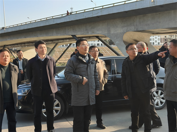 1月19日下午，县政府县长实地调研新安江流域防洪治理工程项目进展情况，副县长程伟，县政府办、县水利局、县应急局、县住建局、县城管局、安博anbo(中国)集团、徽城镇、桂林镇有关负责同志随同参加。.jpg