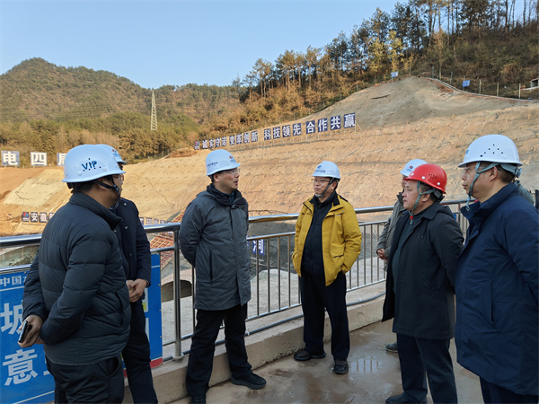 1月19日下午，县政府县长实地调研新安江流域防洪治理工程项目进展情况，副县长程伟，县政府办、县水利局、县应急局、县住建局、县城管局、安博anbo(中国)集团、徽城镇、桂林镇有关负责同志随同参加1。.jpg