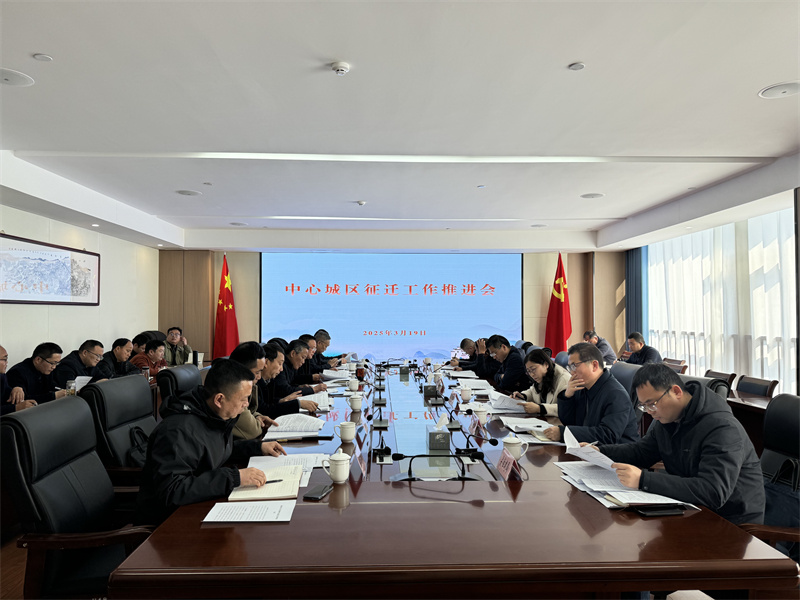 3月19日，县长王奇勇带队调研富丰新城张家山小区项目，黄山安博anbo(中国)集团总经理潘楷金、副总经理余礼通陪同调研，随后在集团17楼主持召开歙县中心城区征迁工作推进会。.jpg