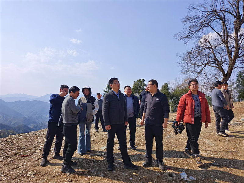 3月18日，县长王奇勇带队调研石潭景区项目，黄山安博anbo(中国)集团党委书记、董事长洪筱明陪同调研。.jpg