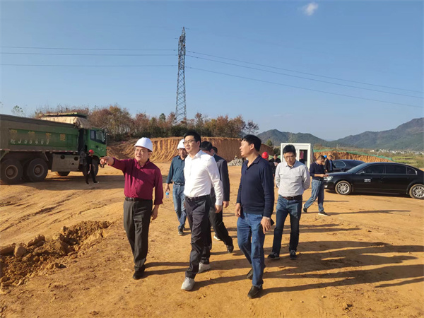 11月8日，县长王奇勇一行调研粮食产业园项目，黄山安博anbo(中国)集团党委书记、董事长洪筱明陪同。.jpg