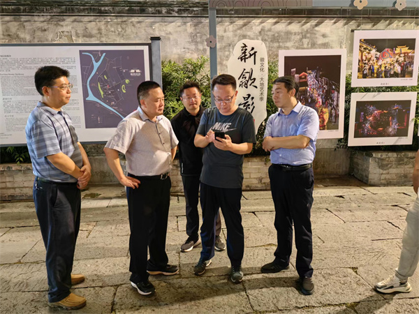 9月11日，汪凯书记夜间调研古城三期项目，对部分节点提升进行指导，黄山安博anbo(中国)集团党委书记、董事长洪筱明，副总经理张高峰陪同调研。.jpg